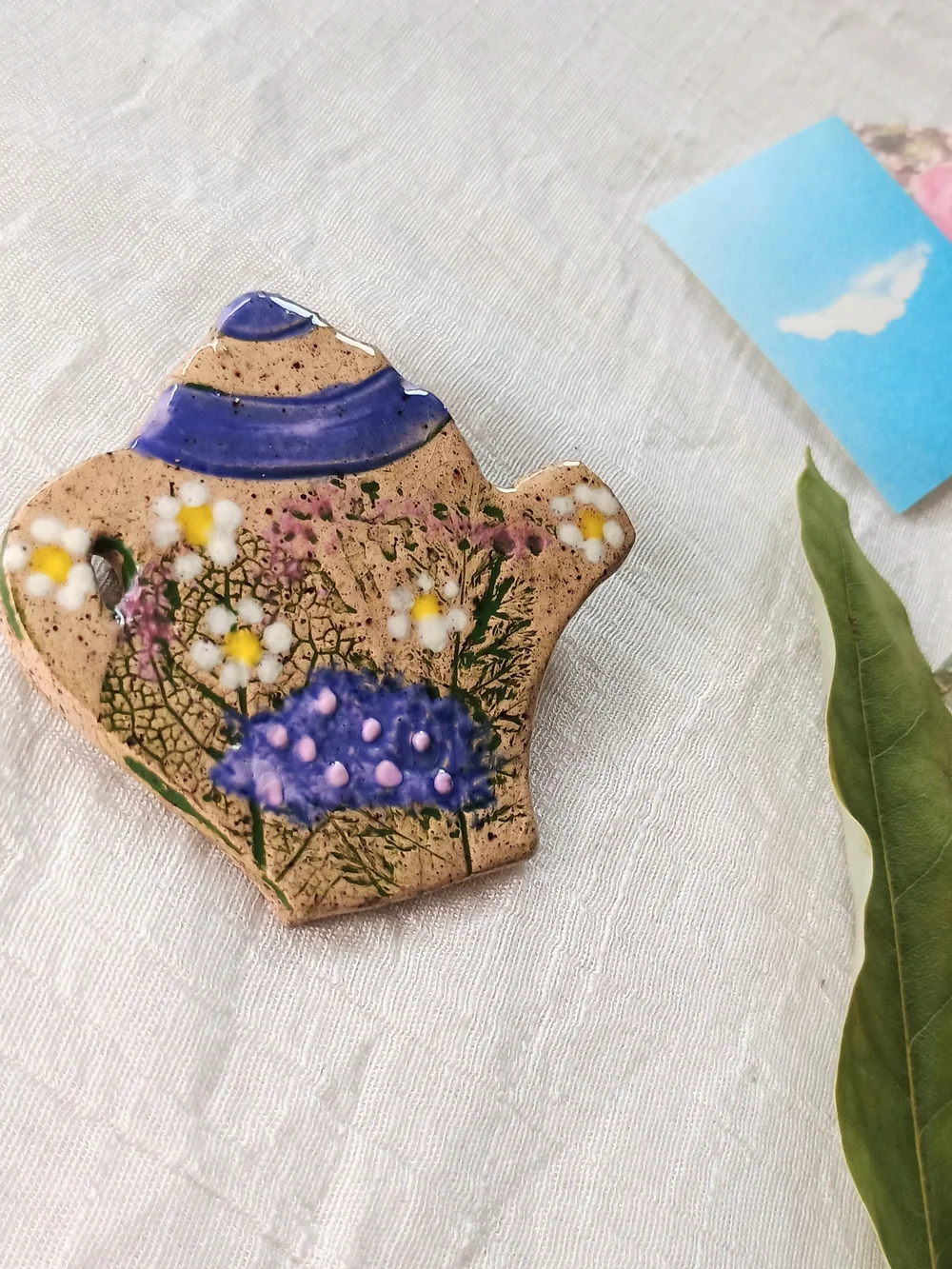 🌻 COTTAGE CORE 🌻 VTG Artisan Crafted ceramic teapot brooch, Granny Core Style